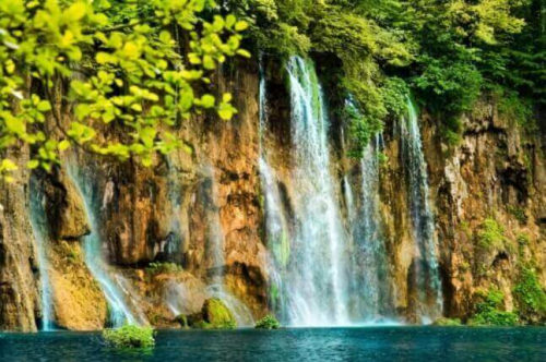 Фотошпалери Гірський водоспад та водойма