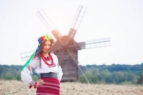 Фотошпалери Українка біля млина